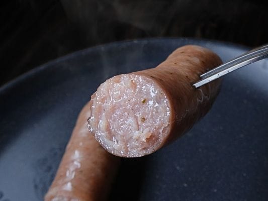 フォークで刺した黒豚。断面が肉汁で光っている。