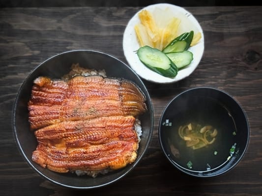 うなぎ処 古賀の蒲焼「竹」の鰻を盛り付けたうなぎ丼とお吸い物、漬物。