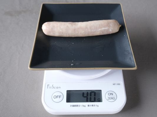 吟醸粕漬けの重さをデジタルスケールで測っている。ディスプレイには40gと表示。
