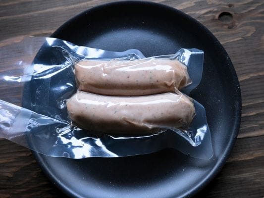 調理前のヴァイスブルスト。袋に入った状態で撮影。