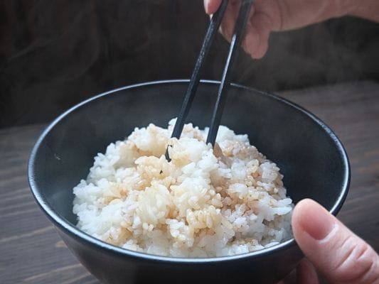 タレをご飯全体によくなじませている