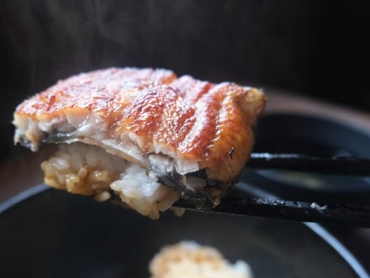 うなぎ処 古賀の蒲焼「竹」の鰻とご飯を一緒に箸でつまんでいる