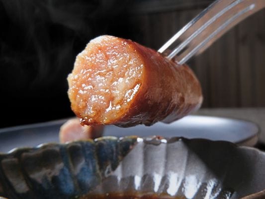 吟醸粕漬けを醤油につけた断面。醤油と脂が混ざって光っている。
