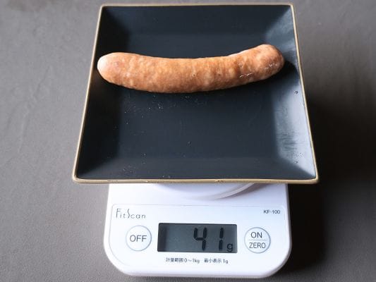 ピュアプレーンの重さをデジタルスケールで測っている。ディスプレイには41gと表示。