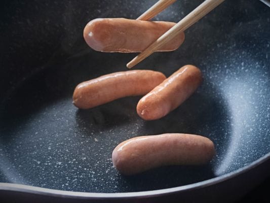 伊藤ハムThe Grand アルトバイエルンをフライパンに入れている。