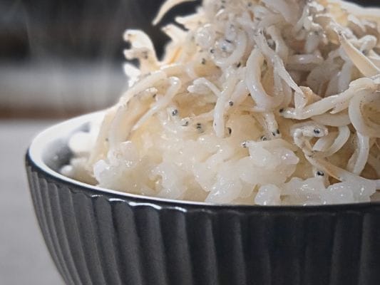 山梨罐詰の静岡釜揚しらす缶詰のしらすを炊きたてご飯の上にのせている。