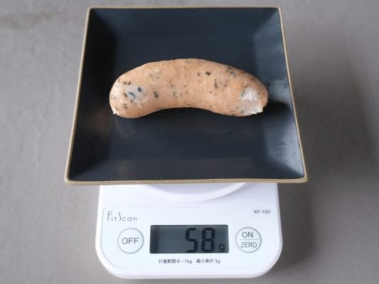 レモンハーブの重さをデジタルスケールで測っている。ディスプレイには58gと表示。