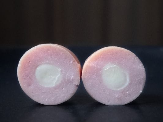 伊藤ハムのチーズインを加熱前に半分に切った断面写真。チーズが固形のまま見えている。