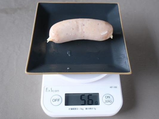 ヴァイスブルストの重さをデジタルスケールで測っている。ディスプレイには56gと表示。