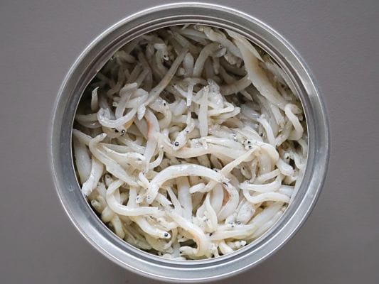 山梨罐詰の静岡釜揚しらす缶詰を開けると、中にはしらすがぎっしり。
