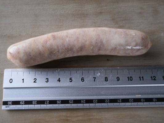 吟醸粕漬けの長さを定規で測っている様子。長さは約12cm。