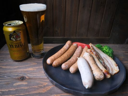 エビスビールと一緒に楽しむFOR365のソーセージとベーコンのおつまみプレート。