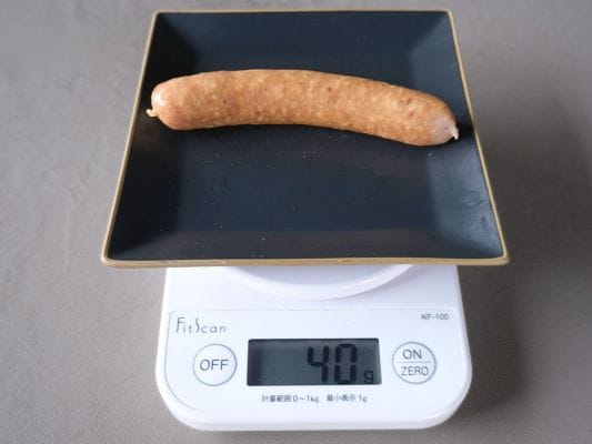 スパイスの重さをデジタルスケールで測っている。ディスプレイには40gと表示。
