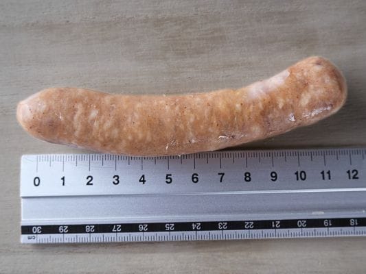 ピュアプレーンの長さを定規で測っている様子。長さは約12cm。