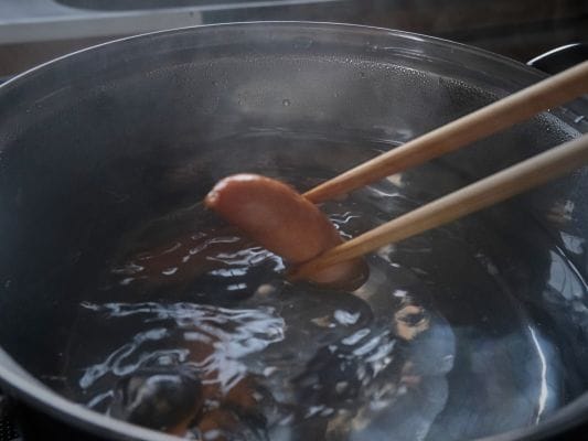 日本ハムシャウエッセンを沸騰したお湯に入れる。