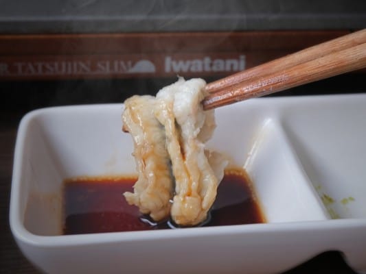 滋味六感 蓮こんのうなしゃぶをしゃぶしゃぶして、わざび醤油につけている