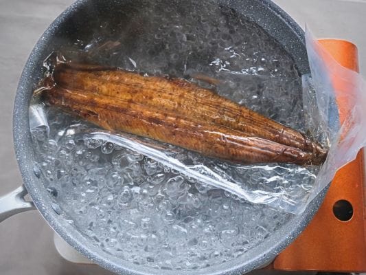 お取り寄せしたうなぎ四代目 菊川「一本うなぎ」をフライパンで湯煎している