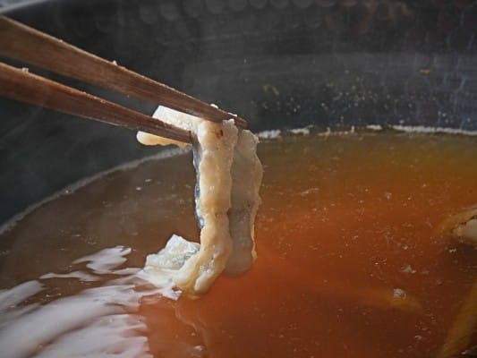 うなぎを鍋の特製だしにくぐらせてしゃぶしゃぶしている
