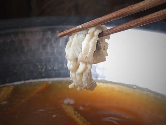 うなぎを鍋の中でしゃぶしゃぶしている
