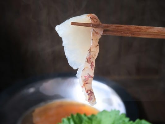 滋味六感 蓮こんの加熱前の鯛しゃぶ用真鯛を箸で持ち上げている