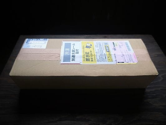 うなぎ四代目 菊川の「一本うなぎ」がヤマト運輸の冷凍便で茶色い段ボールに入って到着。