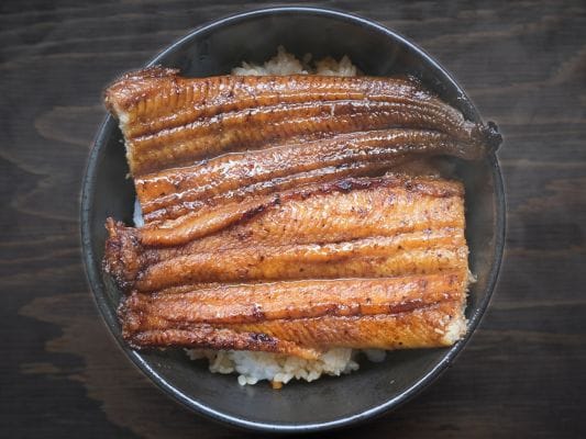 お取り寄せしたうなぎ四代目 菊川「一本うなぎ」をご飯の上にのせてうな丼にしている。