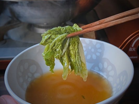 うなしゃぶ・鯛しゃぶのだしで、セット外で追加した白菜を煮込んでいる