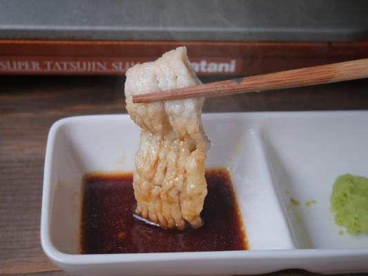 しゃぶしゃぶしたうなぎをわさび醤油につけている