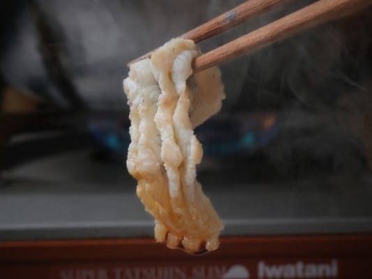 わさび醤油につけたうなしゃぶを箸で持ち上げている