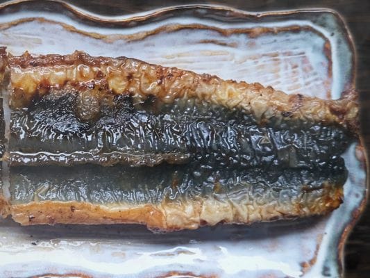 湯煎したうなぎ四代目 菊川「一本うなぎ」の皮部分