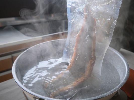 お取り寄せしたうなぎ四代目 菊川「一本うなぎ」をお湯から取り出している