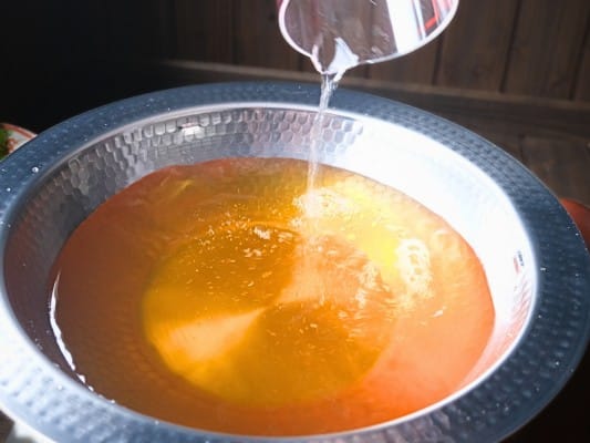 滋味六感 蓮こんの特製だしと水を注いでいる