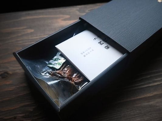 お取り寄せしたうなぎ四代目 菊川「一本うなぎ」の化粧箱を横からスライドして開けている