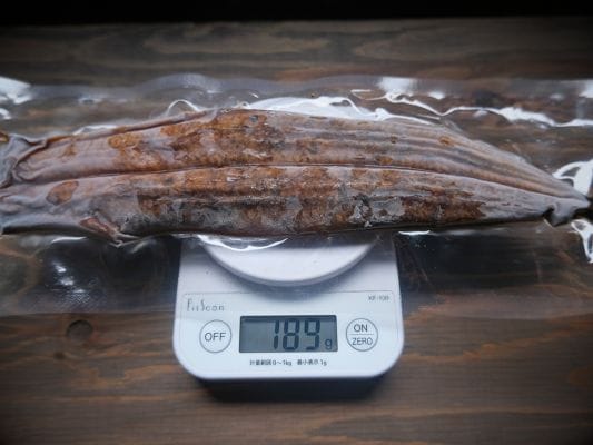 お取り寄せしたうなぎ四代目 菊川「一本うなぎ」の1尾の重さを計測中。計測器のディスプレイには189gと表示