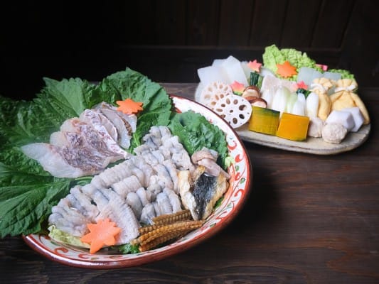 滋味六感 蓮こんのうなしゃぶ・鯛しゃぶセットの具材を皿に盛り付けている