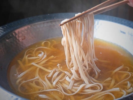 滋味六感 蓮こんのうなしゃぶ・鯛しゃぶ食べ比べセットに入っている蓮根麺をゆでて鍋に入れている