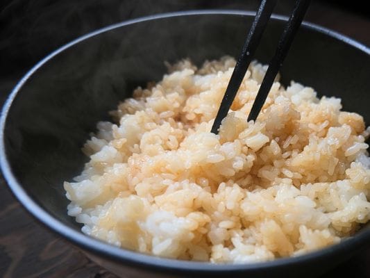 お取り寄せしたうなぎ四代目 菊川「一本うなぎ」に添付されていたタレをご飯に半分かけて全体になじませている