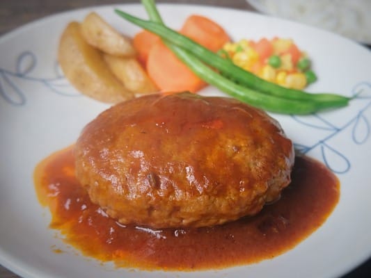 皿に盛り付けたガスト チーズINハンバーグ