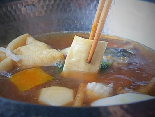 鍋に平湯葉を入れている