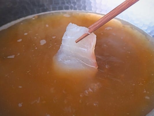残った出汁で真鯛をしゃぶしゃぶしている