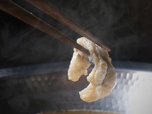 滋味六感 蓮こんのうなしゃぶをしゃぶしゃぶして箸で持ち上げている