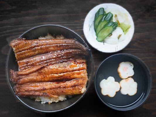 うなぎ四代目 菊川「一本うなぎ」で作ったうな丼に、漬物とお吸い物を添えている