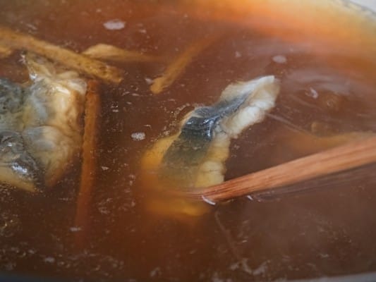 鍋の中でうなぎをしゃぶしゃぶしている。うなぎは皮面が見えている