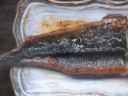 湯煎後にトースターで焼いたうなぎ四代目 菊川「一本うなぎ」の皮部分