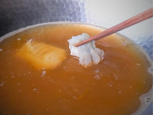 残った出汁でうなぎをしゃぶしゃぶしている