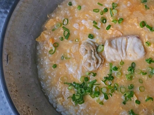うなぎと真鯛の旨みが溶け込んだ出汁で作った卵雑炊に小ねぎを散らしている