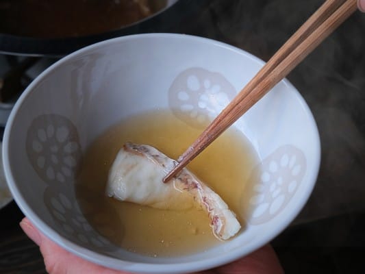 小皿に入った特製だしに真鯛をつけている