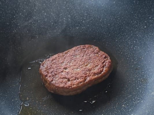 マルシンハンバーグをフライパンで焼いている