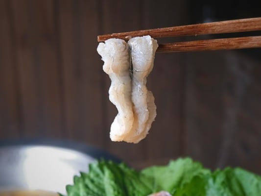 滋味六感 蓮こんの加熱前のうなしゃぶ用うなぎを箸で持ち上げている
