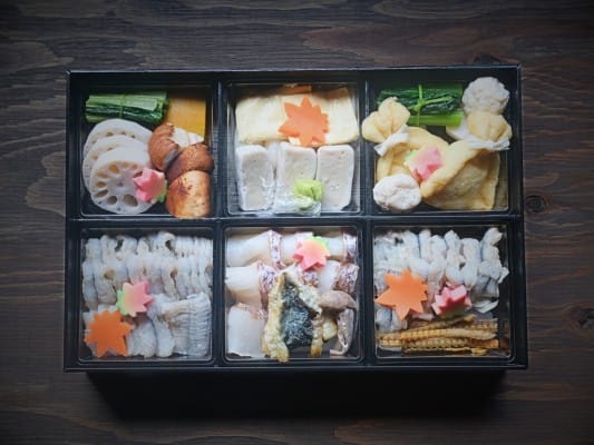 滋味六感 蓮こんのうなしゃぶ・鯛しゃぶ食べ比べセット【うなぎ多め】のお重に入った具材セット